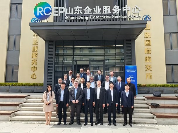 BVAA Unternehmerreise China: Unternehmer beim Firmenbesuch vor Ort