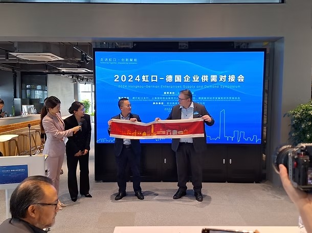 Geschenkeaustausch mit dem stellvertretenden Bürgermeister der Stadt Shanghai